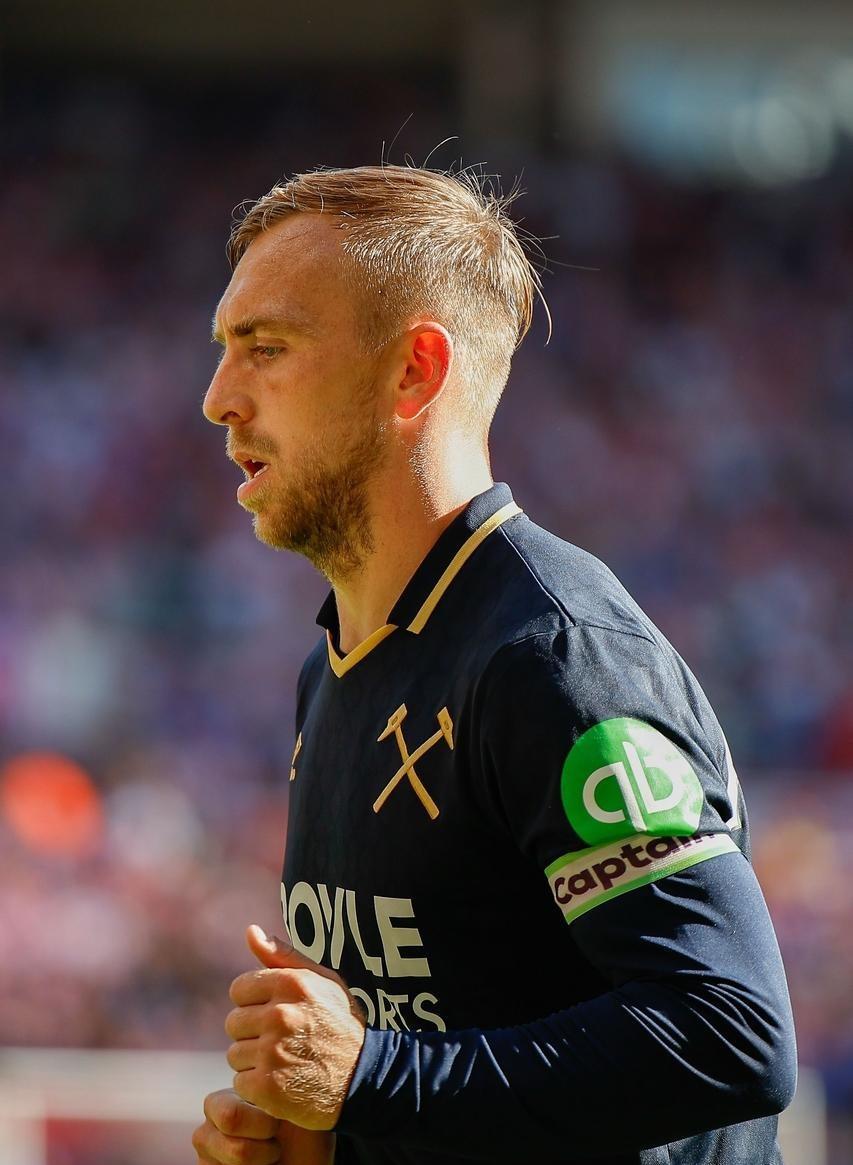 开云体育官网-转折点！上海海港防线松动，英超集结日攻防权衡，球迷炸锅，训练强度明显提升的简单介绍