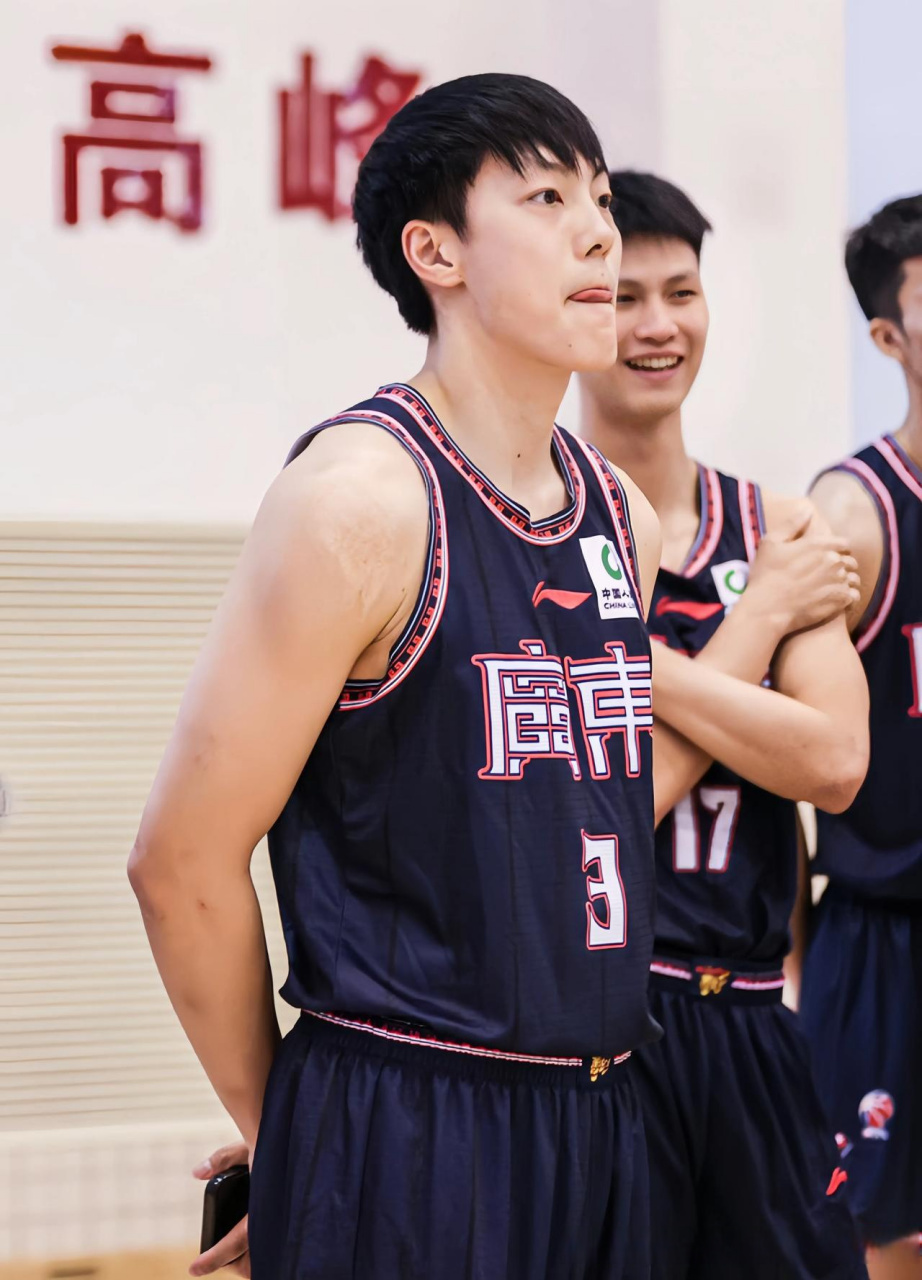 开云-关于赛地聚焦——CBA季后赛清晨热度飙升；广东宏远战术微调；球迷炸锅；赛程密集仍需轮换的信息